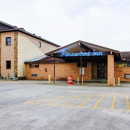 Oyo Pinewood Inn & Suites Silsbee المظهر الخارجي الصورة