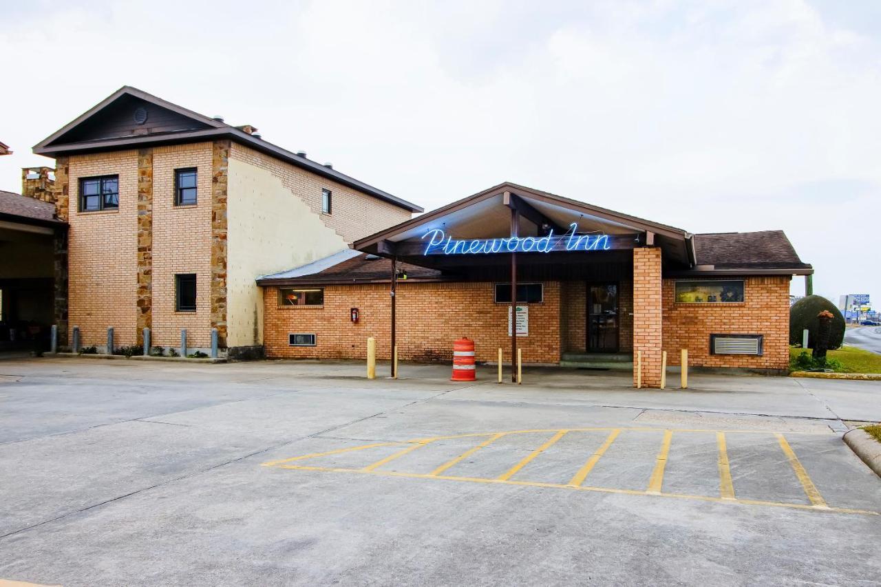 Oyo Pinewood Inn & Suites Silsbee المظهر الخارجي الصورة