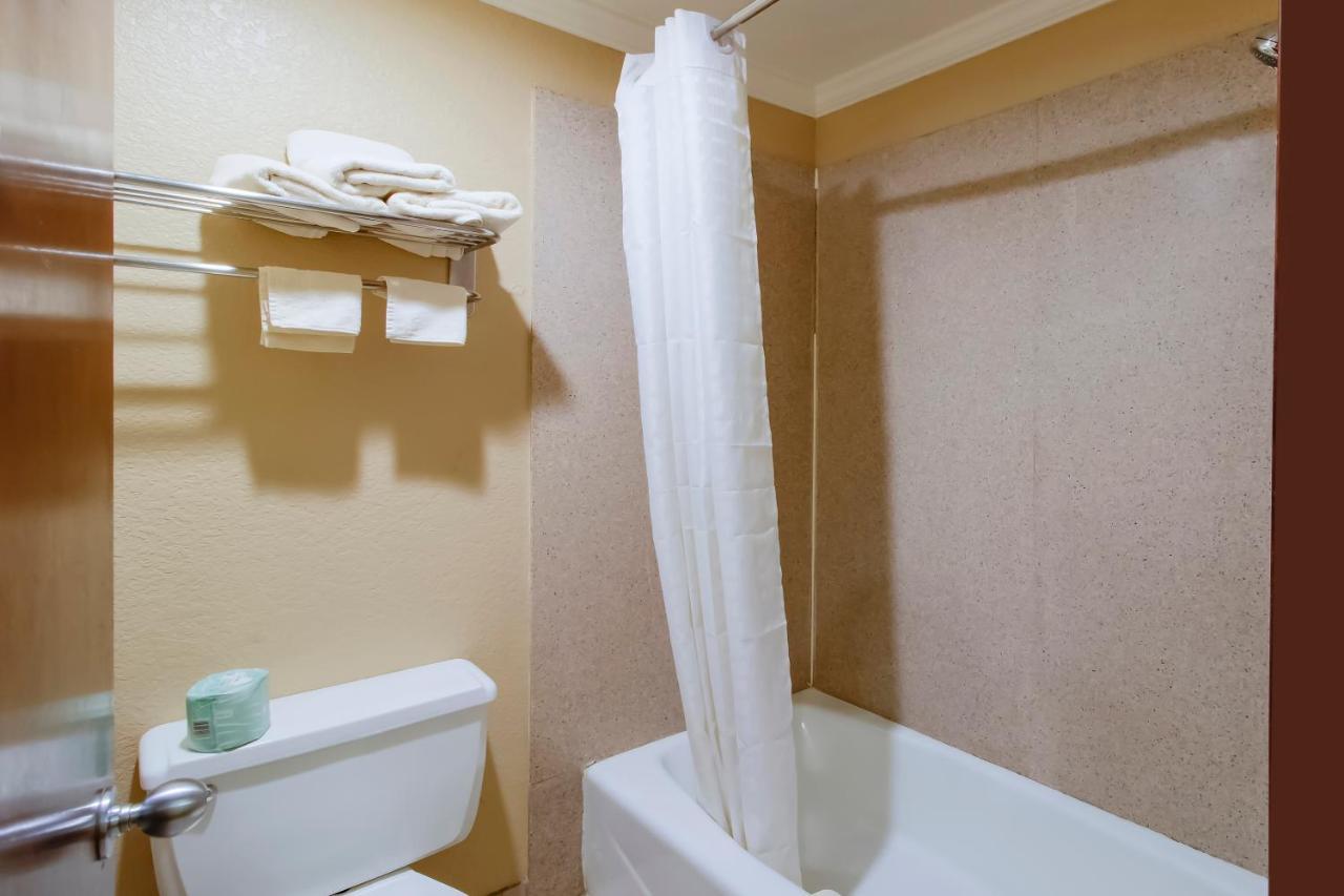 Oyo Pinewood Inn & Suites Silsbee المظهر الخارجي الصورة
