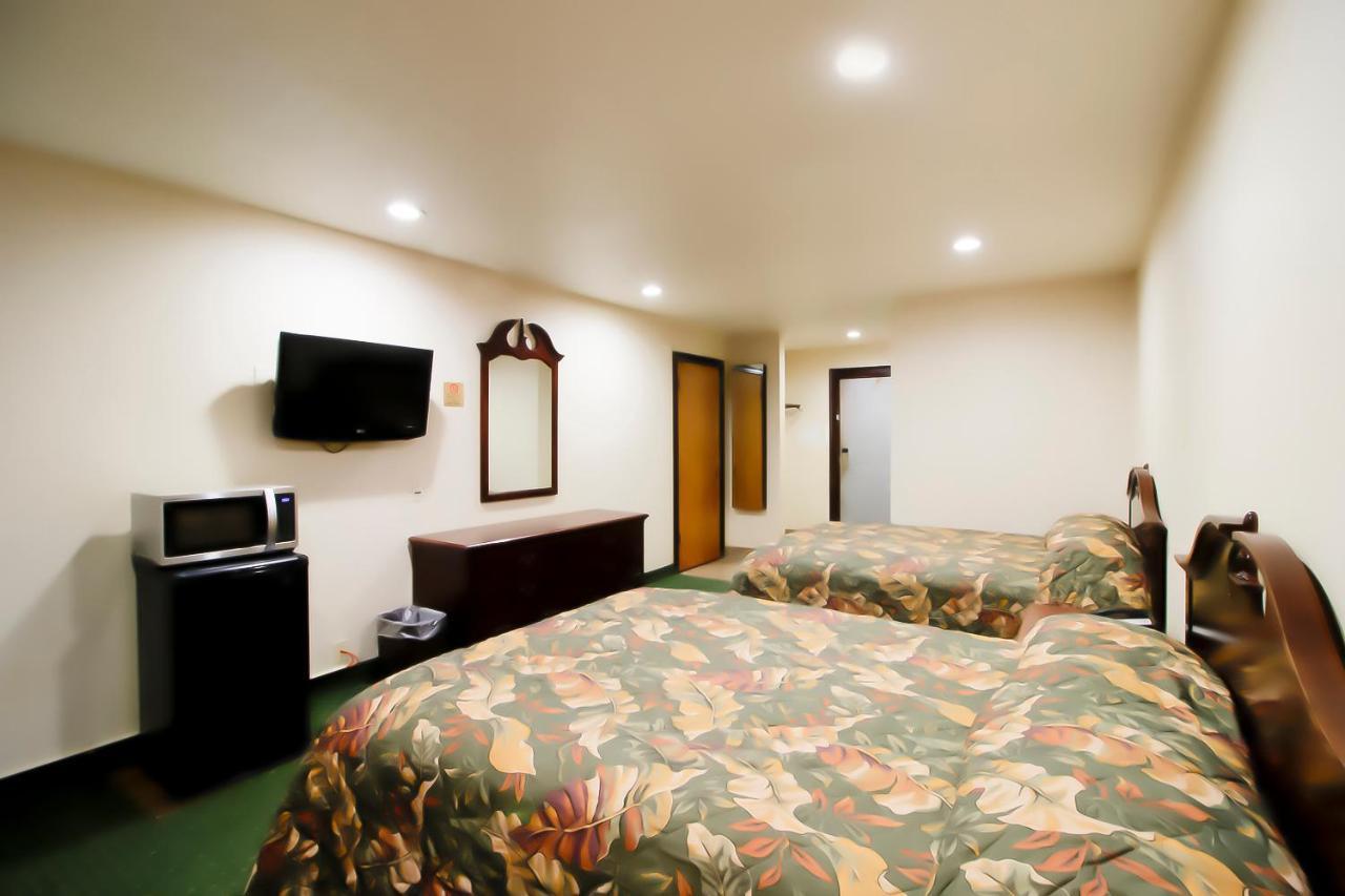 Oyo Pinewood Inn & Suites Silsbee المظهر الخارجي الصورة