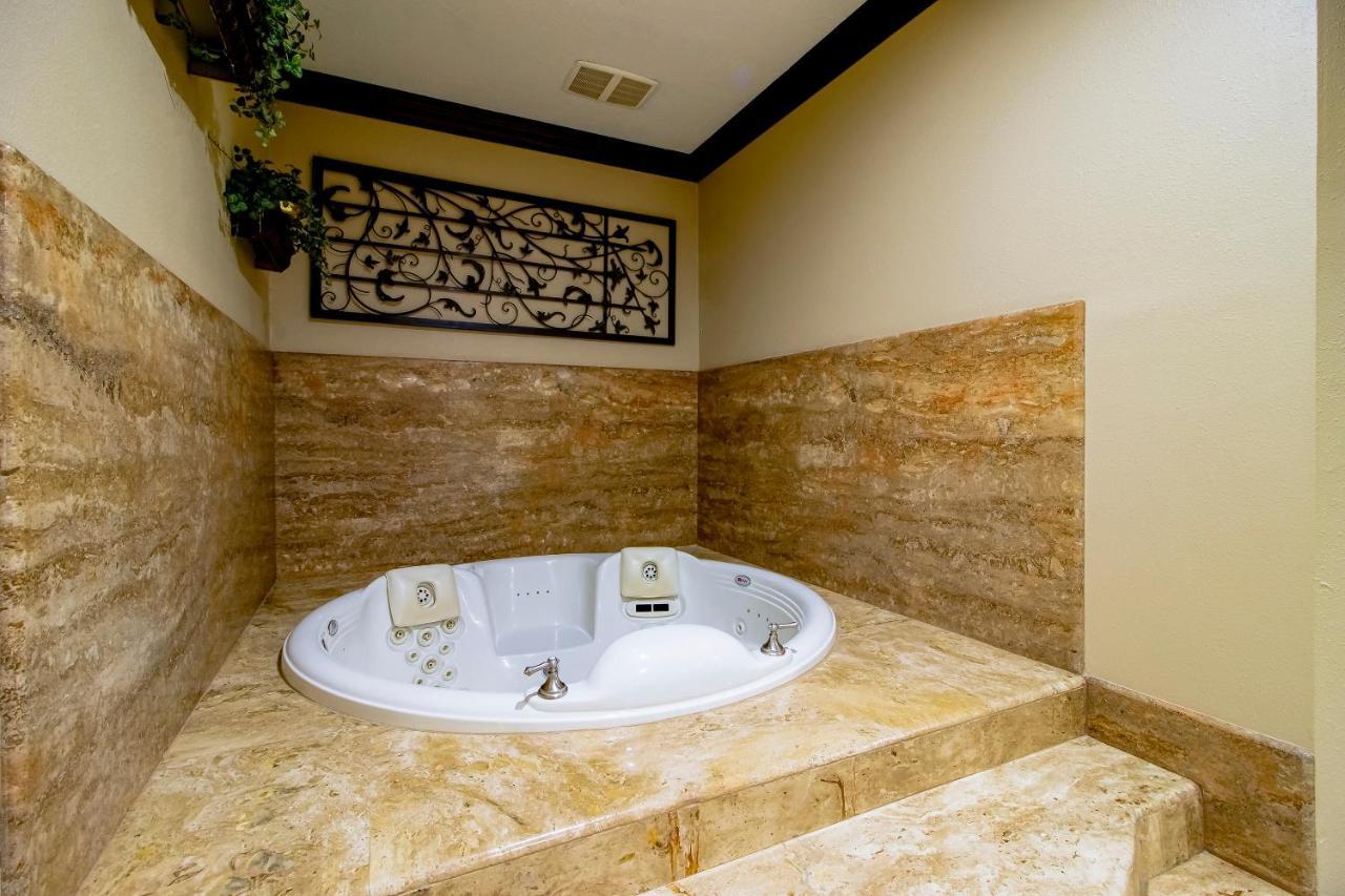 Oyo Pinewood Inn & Suites Silsbee المظهر الخارجي الصورة