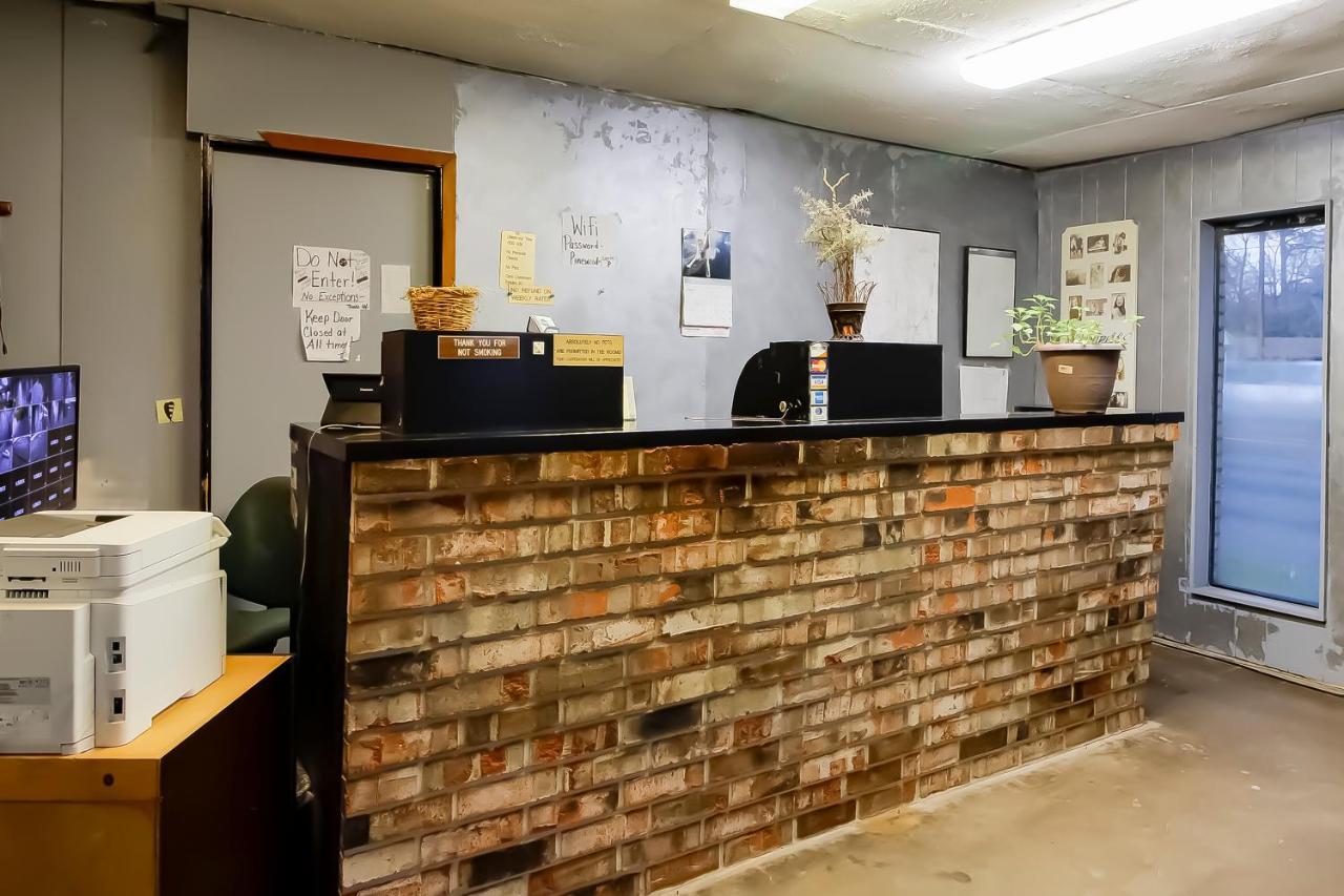 Oyo Pinewood Inn & Suites Silsbee المظهر الخارجي الصورة