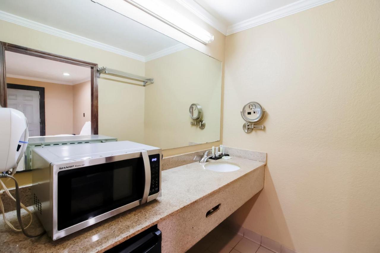 Oyo Pinewood Inn & Suites Silsbee المظهر الخارجي الصورة