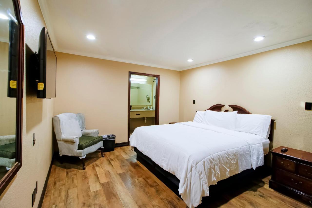 Oyo Pinewood Inn & Suites Silsbee المظهر الخارجي الصورة