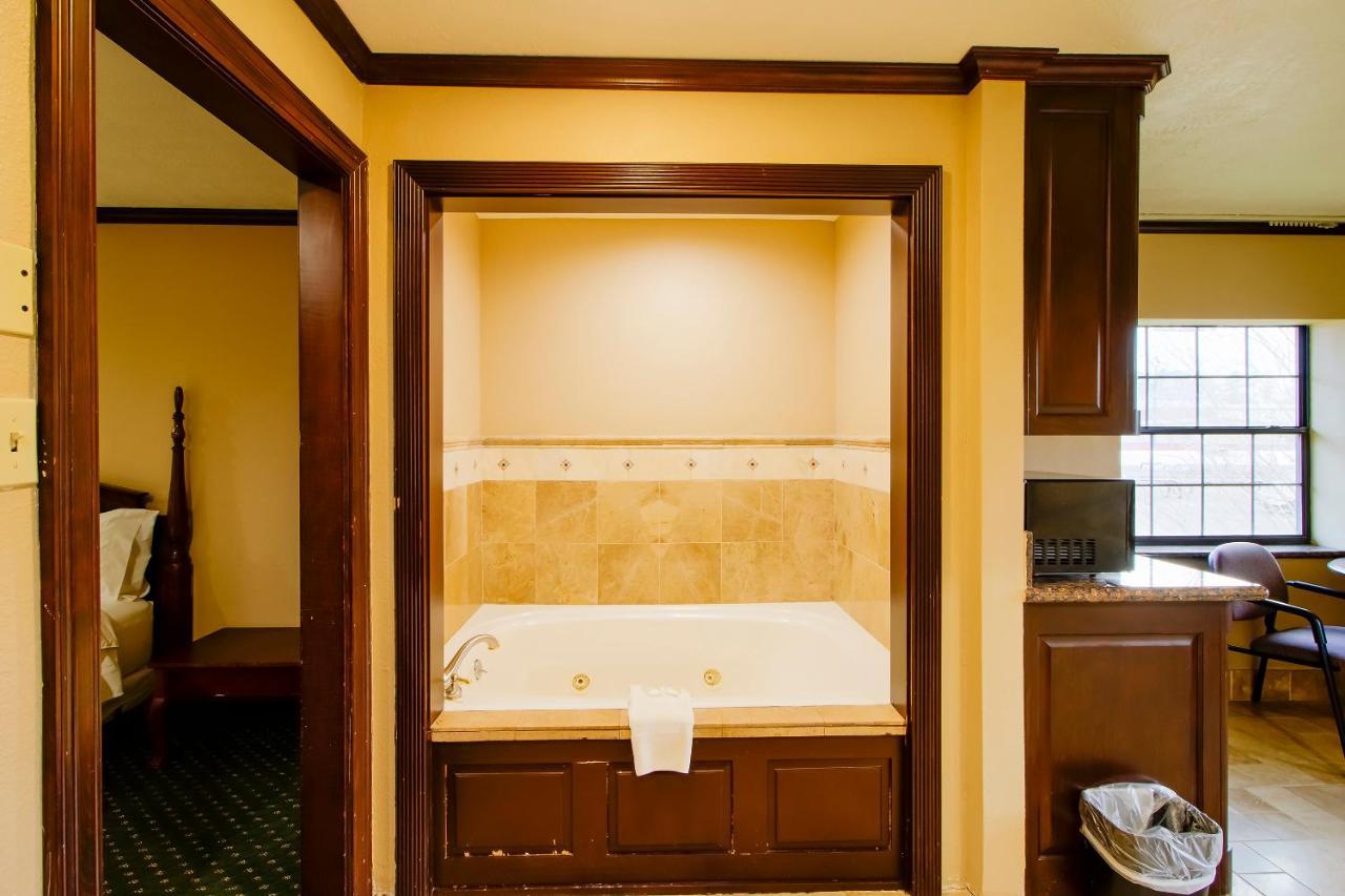 Oyo Pinewood Inn & Suites Silsbee المظهر الخارجي الصورة