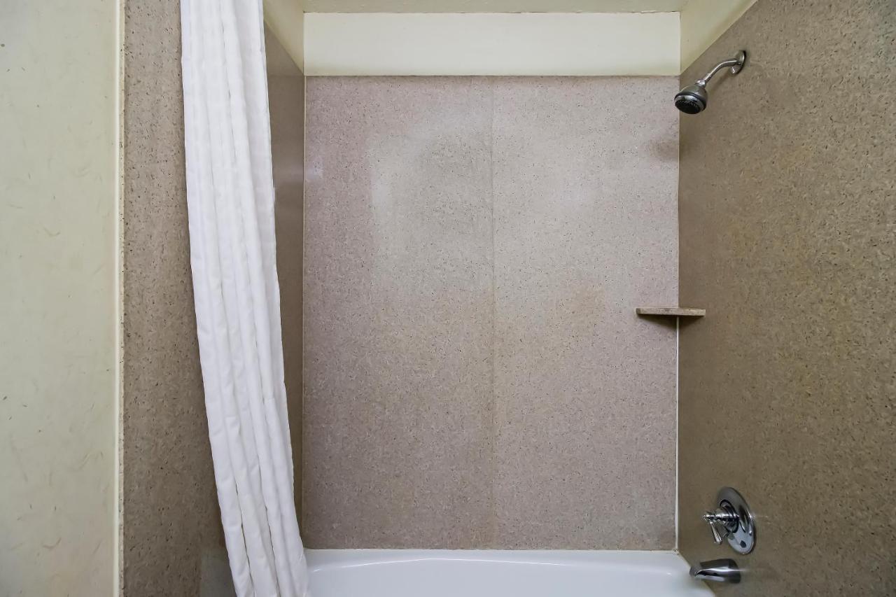 Oyo Pinewood Inn & Suites Silsbee المظهر الخارجي الصورة