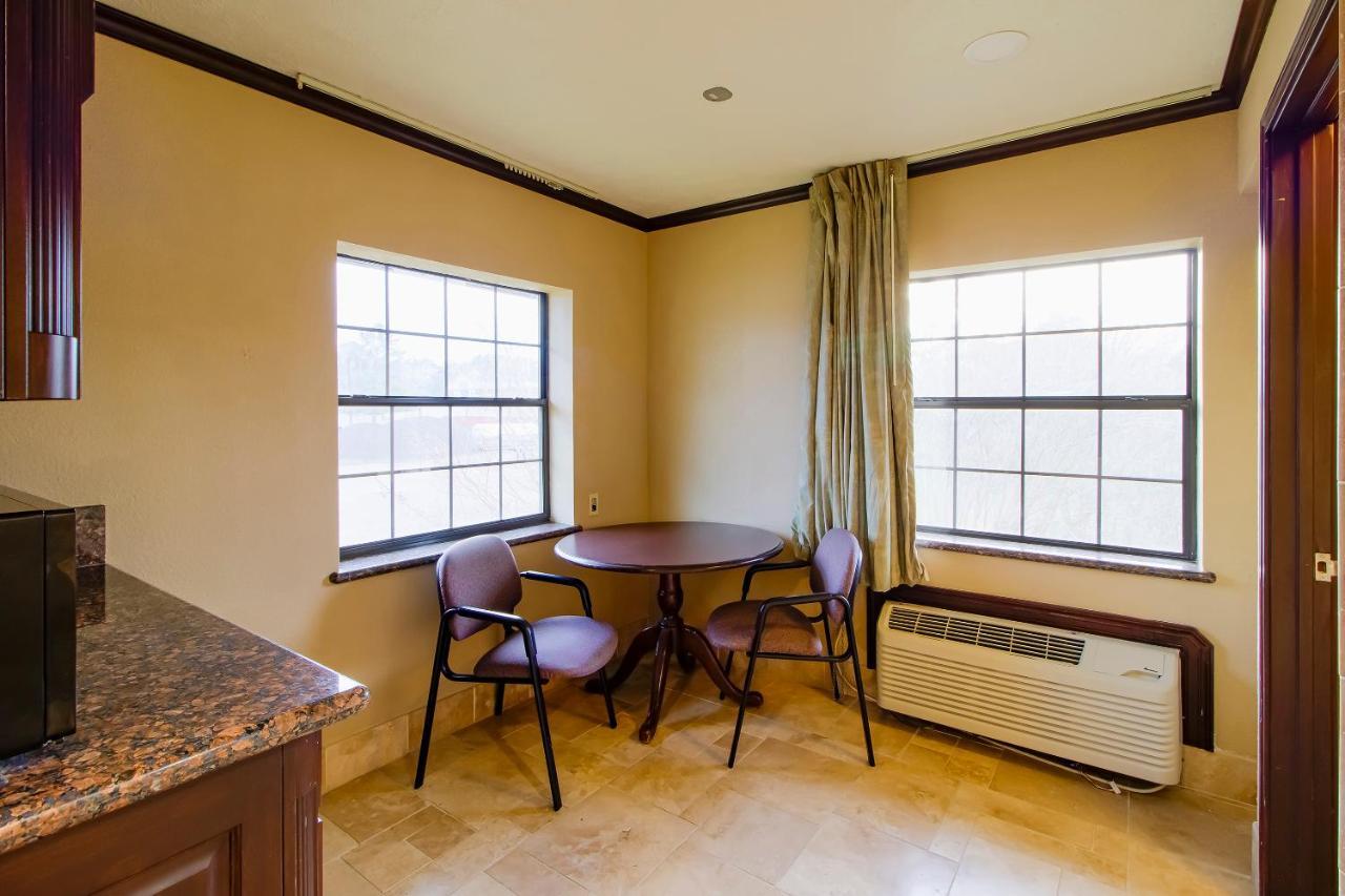 Oyo Pinewood Inn & Suites Silsbee المظهر الخارجي الصورة